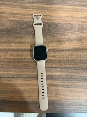 Nike SE Apple Watch.